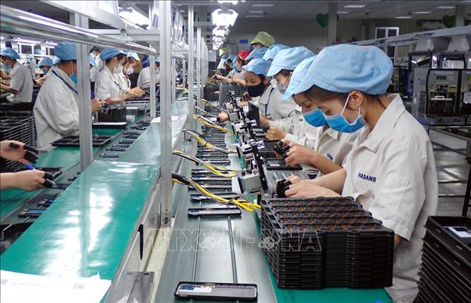 Công nhân Công ty TNHH Handanbi Vina lắp ráp linh kiện điện thoại tại KCN Điềm Thụy, tỉnh Thái Nguyên. Ảnh: Anh Tuấn/TTXVN