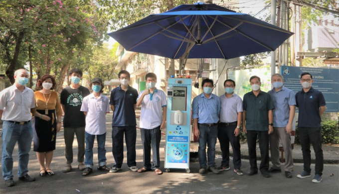 Các cán bộ, giảng viên và sinh viên chụp hình kỉ niệm bên thiết bị IoT