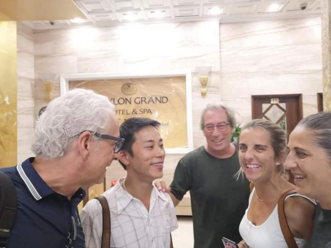 Anh Phương trong một chuyến đón đoàn khách tới thăm Việt Nam