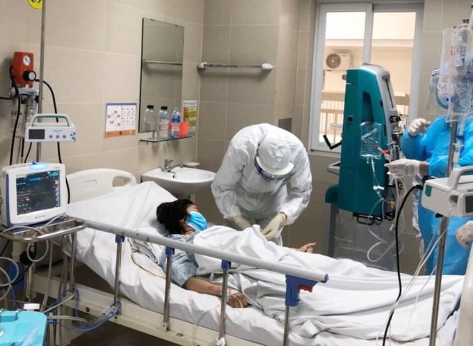 Bác sĩ Bệnh viện Thanh Nhàn điều trị cho bệnh nhân Covid-19. Ảnh: BVCC