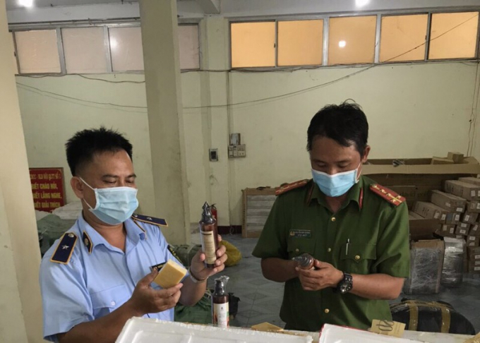 Lực lượng chức năng kiểm tra kho mỹ phẩm trên địa bàn tỉnh Phú Yên. Ảnh: DMS