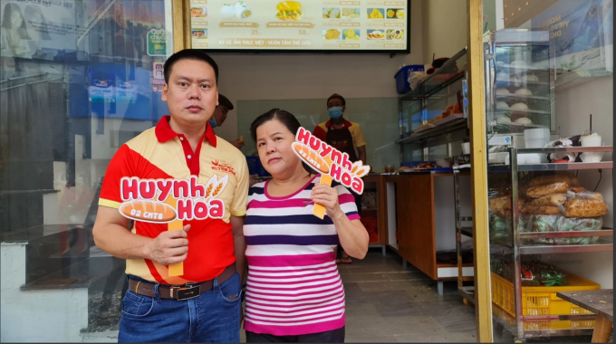 Bà Hoa - chủ của bánh mì Huynh Hoa đang đi khai trương tiệm thứ 2 của mình. Ảnh: Fanpage Bánh mi Huynh Hoa.