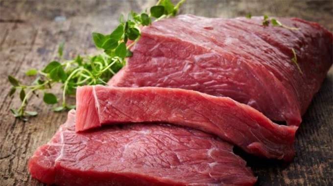 Thịt bò tươi sẽ có màu đỏ sẫm, màu sắc đồng đều, sáng bóng, trông hấp dẫn.