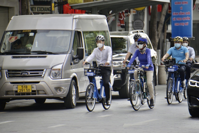 Lãnh đạo Sở GTVT TP.HCM và các đơn vị trải nghiệm đạp xe quanh phố đi bộ. Ảnh: Hải Yến.