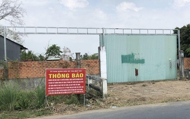 UBND xã Tân Quý (huyện Bình Chánh, TP.HCM) cắm biển cảnh báo tại khu đất dự án Green City