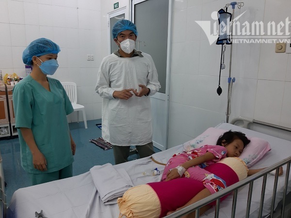 Bác sĩ trao đổi với chị Lộc về cách chăm sóc con gái sao cho nhanh khỏe.
