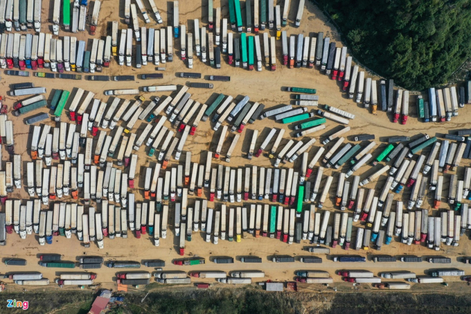 Hàng nghìn container đang mắc kẹt ở cửa khẩu Tân Thanh. Ảnh: Thạch Thảo.