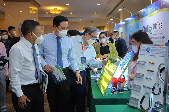 Các doanh nghiệp được tôn vinh “Sản phẩm, Dịch vụ tiêu biểu TP HCM năm 2021” trưng bày, giới thiệu sản phẩm tại Triển lãm Tôn vinh hàng Việt năm 2021 diễn ra trong hai ngày 20 và 21-12 tại khách sạn REX