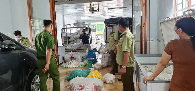 Hơn 3 tấn thực phẩm chay bị lực lượng chức năng thu giữ (Ảnh QLTT An Giang)