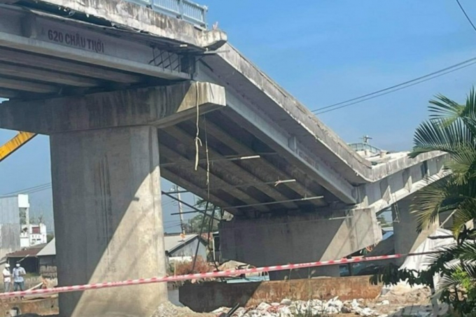 Cầu Cái Đôi Vàm, huyện Phú Tân, tỉnh Cà Mau lún trụ sập vào ngày 21.12.2021. Ảnh: bạn đọc cung cấp