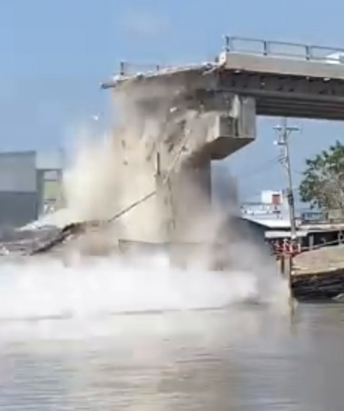 Cầu Cái Đôi Vàm, huyện Phú Tân, tỉnh Cà Mau trụ số 7 lún sâu xuống khiến các nhịp dẫn sập. Ảnh: từ clip của bạn đọc