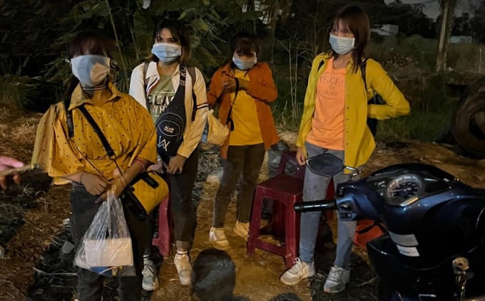 4 em nữ bị nhà xe bỏ lại tại thị trấn Thuận Nam. Ảnh: NTN