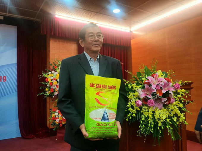 Ông Hồ Quang Cua bên sản phẩm gạo ST25, loại gạo đạt giải 