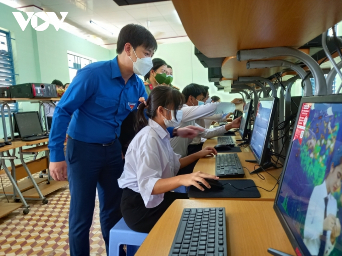 Phòng máy tính do Công an tỉnh Khánh Hòa tặng học sinh huyện Khánh Sơn.