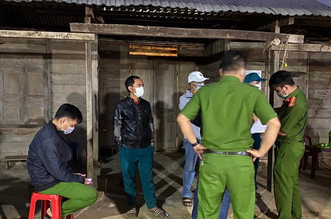 Lực lượng chức năng điều tra nguyên nhân tử vong của hai cháu bé (Nguồn: Dân trí)