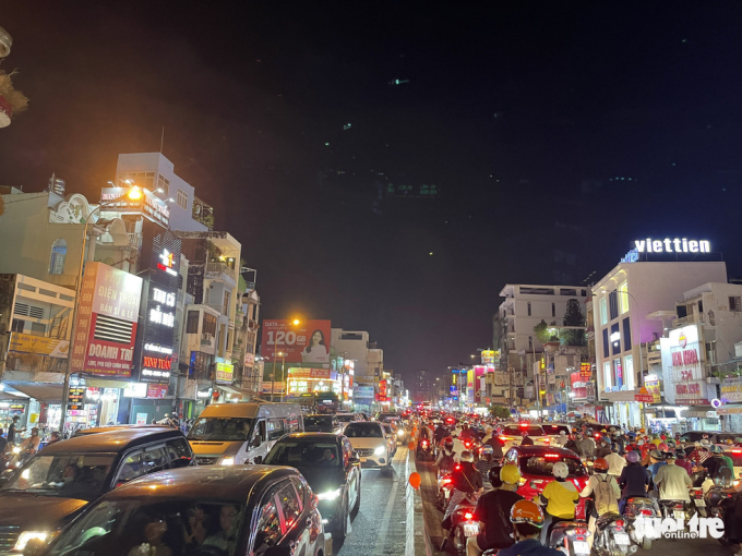 Dòng xe nối dài cả hai hướng tại ngã tư Hàng Xanh - Ảnh: L.P.