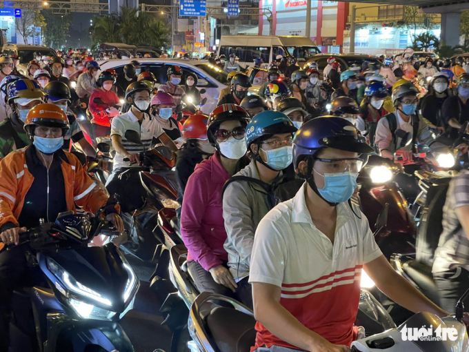 Nguyên nhân gây ùn ứ do xung đột giao thông tại các tuyến đường và lượng người đi chơi Giáng sinh tăng cao - Ảnh: L.P.