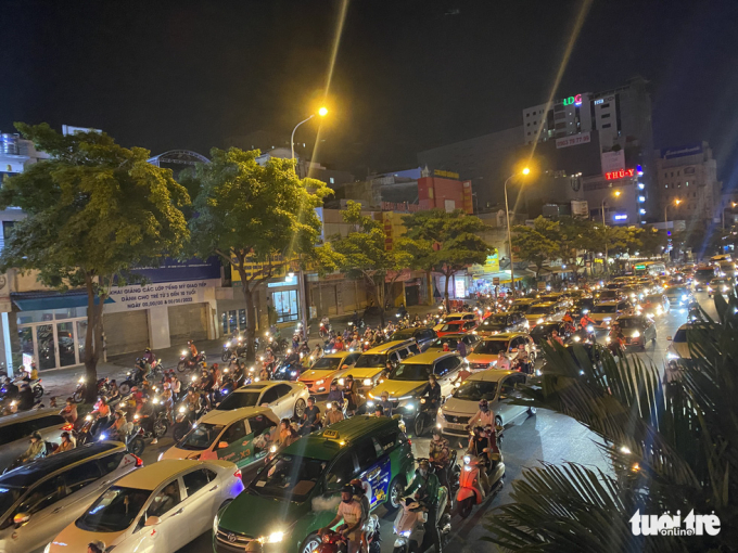Xe cộ nối đuôi nhau trên đường Điện Biên Phủ hướng từ TP Thủ Đức vào - Ảnh: L.P.