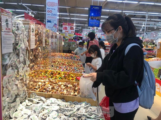 Bánh kẹo Tết dạng xá 20.000 đồng/gram bán tại siêu thị giúp khách hàng dễ dàng mua sắm