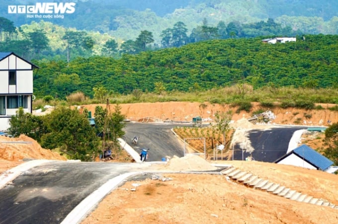 Từ quốc lộ 22 (đoạn qua huyện Bảo Lâm), chạy xe men theo con đường còn vương mùi đất mới, PV mất gần 1 tiếng đồng hồ để đến Khu nghỉ dưỡng sinh thái The Tropicana Garden 2. Ghi nhận thực tế, đại công trình The Tropicana Garden 2 nằm lọt thỏm giữa rừng thông, xung quanh không lấy nổi một ngôi nhà.