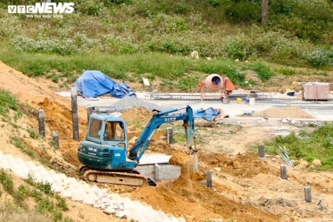 Công trình được bao quanh bởi hoàn toàn đất rừng và đất nông nghiệp. Nhưng không hiểu vì sao và bằng cách nào, phần đất của công trình lại được quy hoạch là đất ở 100%.