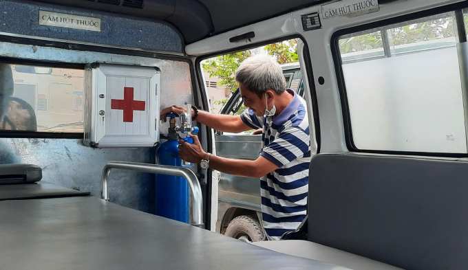 Ông Lộc kiểm tra hệ thống bình ô xy trên xe chuyển bệnh miễn phí
