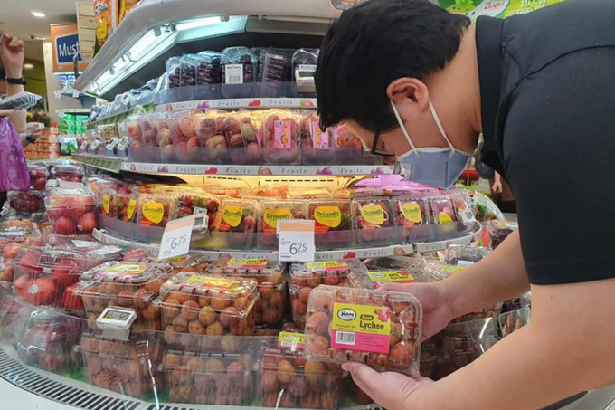 Vải thiều Việt Nam được bày bán trên kệ siêu thị tại Nhật Bản. Ảnh: CTV