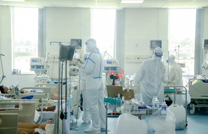Các bác sĩ điều trị cho bệnh nhân Covid-19 tại Bệnh viện Vũng Tàu
