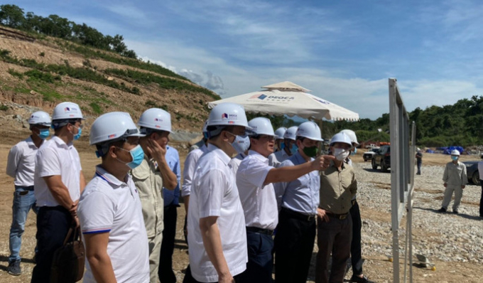 Đại diện doanh nghiệp dự án báo cáo Thứ trưởng Bộ Giao thông Vận tải Lê Anh Tuấn tình hình thi công đường cao tốc Cam Lâm - Vĩnh Hảo.