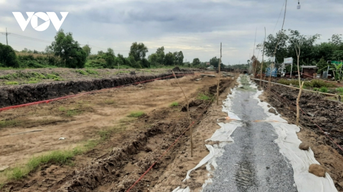 Đoạn đường 878 còn lại do công ty TNHH Thuận Phú thi công chậm tiến độ.