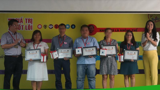 Bà Bích (bên phải ngoài cùng) và ông Tuấn (bên trái ngoài cùng) bị CQĐT khẳng định đã cùng một số đối tượng khác trong Cty Tân Hiệp Phát “thông đồng, móc nối dìm giá giành quyền mua tài sản”.