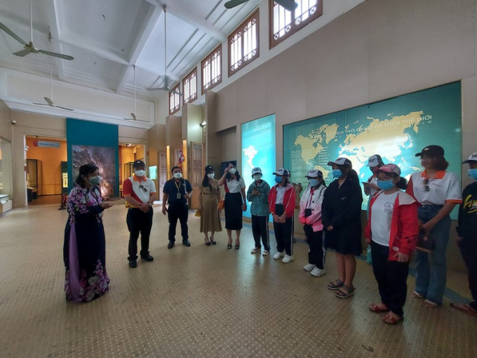 Lãnh đạo Sở Du lịch cùng 10 đại diện trẻ em mồ côi vì COVID-19 và hoa hậu doanh nhân tham quan bên trong Bảo tàng Lịch sử. Ảnh: THU TRINH.