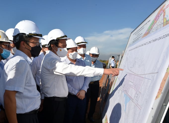 Phó thủ tướng Lê Văn Thành và đoàn công tác Chính phủ kiểm tra thực địa dự án Cảng hàng không quốc tế Long Thành. Ảnh: VGP.