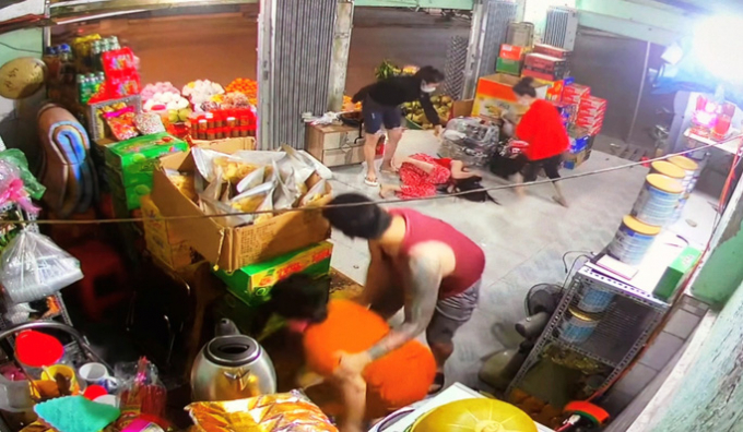 Người đàn ông ôm người nhà nạn nhân để cho đồng bọn đánh bà L bằng nón bảo hiểm