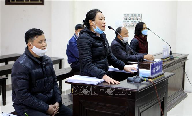 2 bị cáo Nguyễn Văn Lẫm và Phạm Thị Quyết tại phiên toà xét xử. Ảnh: TTXVN.