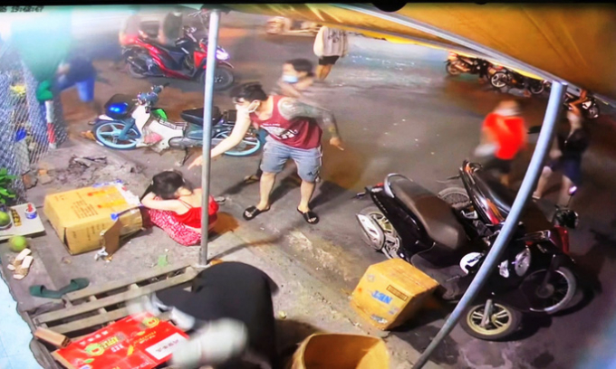 Bên ngoài có người xăm trổ khác cũng đe dọa nạn nhân
