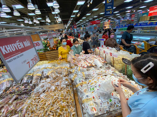 Nhiều doanh nghiệp tại TP HCM cam kết bảo đảm cung ứng và giữ giá hàng Tết. Trong ảnh: Người dân mua sắm tại siêu thị Emart Gò Vấp .Ảnh: HOÀNG TRIỀU