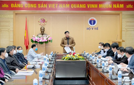 Thứ trưởng Bộ Y tế Đỗ Xuân Tuyên chủ trì hội nghị