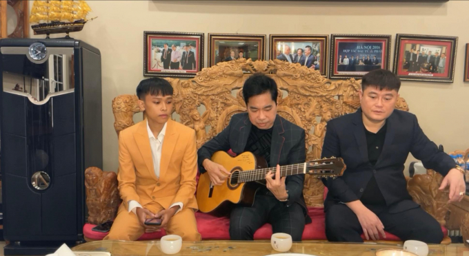 Trong suốt buổi livestream hơn 30 phút, con nuôi cố ca sĩ Phi Nhung chỉ hát chứ không chia sẻ gì với khán giả CHỤP MÀN HÌNH