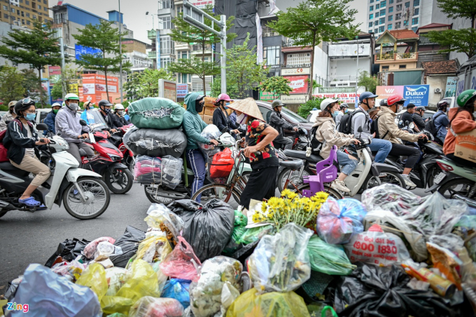 Theo quy định mới, gia đình, cá nhân nào càng xả nhiều rác thì càng phải trả nhiều tiền. Ảnh: Việt Linh.