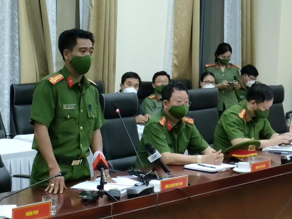 Đại diện Công an quận Bình Thạnh nói về vụ cháu gái 8 tuổi - Ảnh: SƠN BÌNH