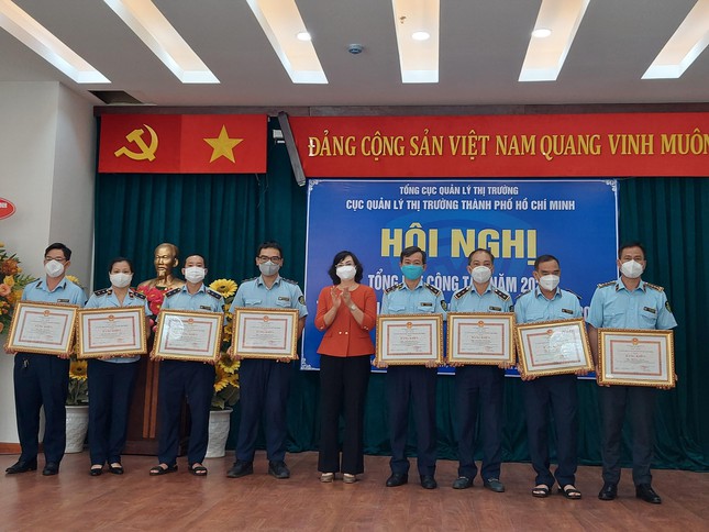 Bà Phan Thị Thắng - Phó chủ tịch UBND TPHCM trao bằng khen cho lực lượng QLTT TP