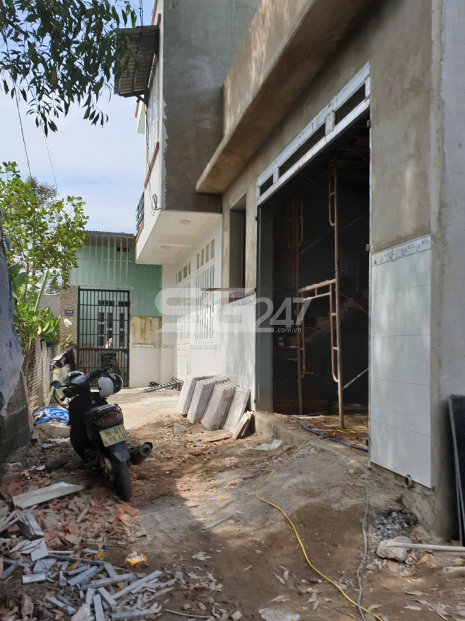 Tờ 73, thửa 5, khu phố 2, phường Long Bình Tân phần lớn diện tích quy hoạch đất thương mại dịch vụ. Trên 1 phần diện tích thửa đất hiện có 1 căn nhà cấp 4 đang được xây dựng.
