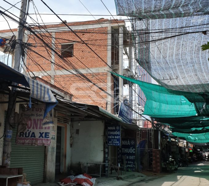 Tờ 48, thửa 34, chợ khu phố 2, phường Long Bình Tân, quy hoạch đất phát triển hạ tầng. Hiện tại trên đất đang có 1 căn nhà 1 trệt, 2 lầu đang được xây dựng, thi công không có biển báo nhà thầu thi công.