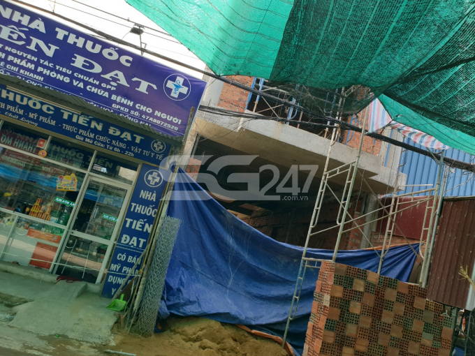 Tờ 48, thửa 34, chợ khu phố 2, phường Long Bình Tân, quy hoạch đất phát triển hạ tầng. Hiện tại trên đất đang có 1 căn nhà 1 trệt, 2 lầu đang được xây dựng, thi công không có biển báo nhà thầu thi công.