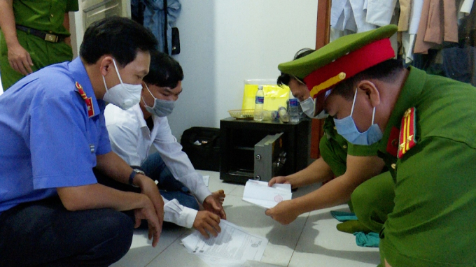 Lực lượng chức năng khám xét nhà Lê Thanh Vân