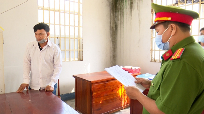 Lê Thanh Vân (áo trắng) nghe đọc lệnh khởi tố, bắt tạm giam