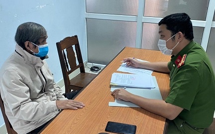 Công an lấy lời khai của Vinh. Ảnh: Công an cung cấp.