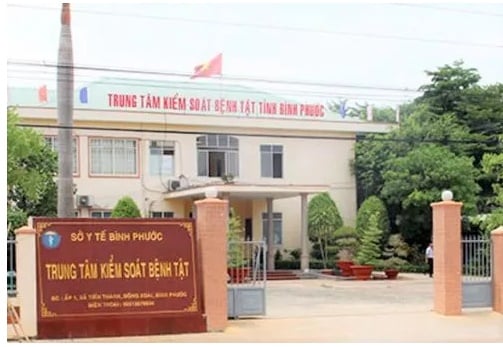 Giám đốc Trung tâm Kiểm soát bệnh tật (CDC) Bình Phước được Công ty Việt Á tặng quà và người này xin nộp lại.