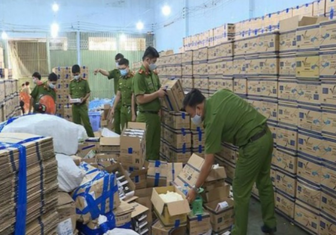 Công an TPHCM triệt phá một cơ sở sản xuất găng tay y tế giả. Ảnh minh hoạ